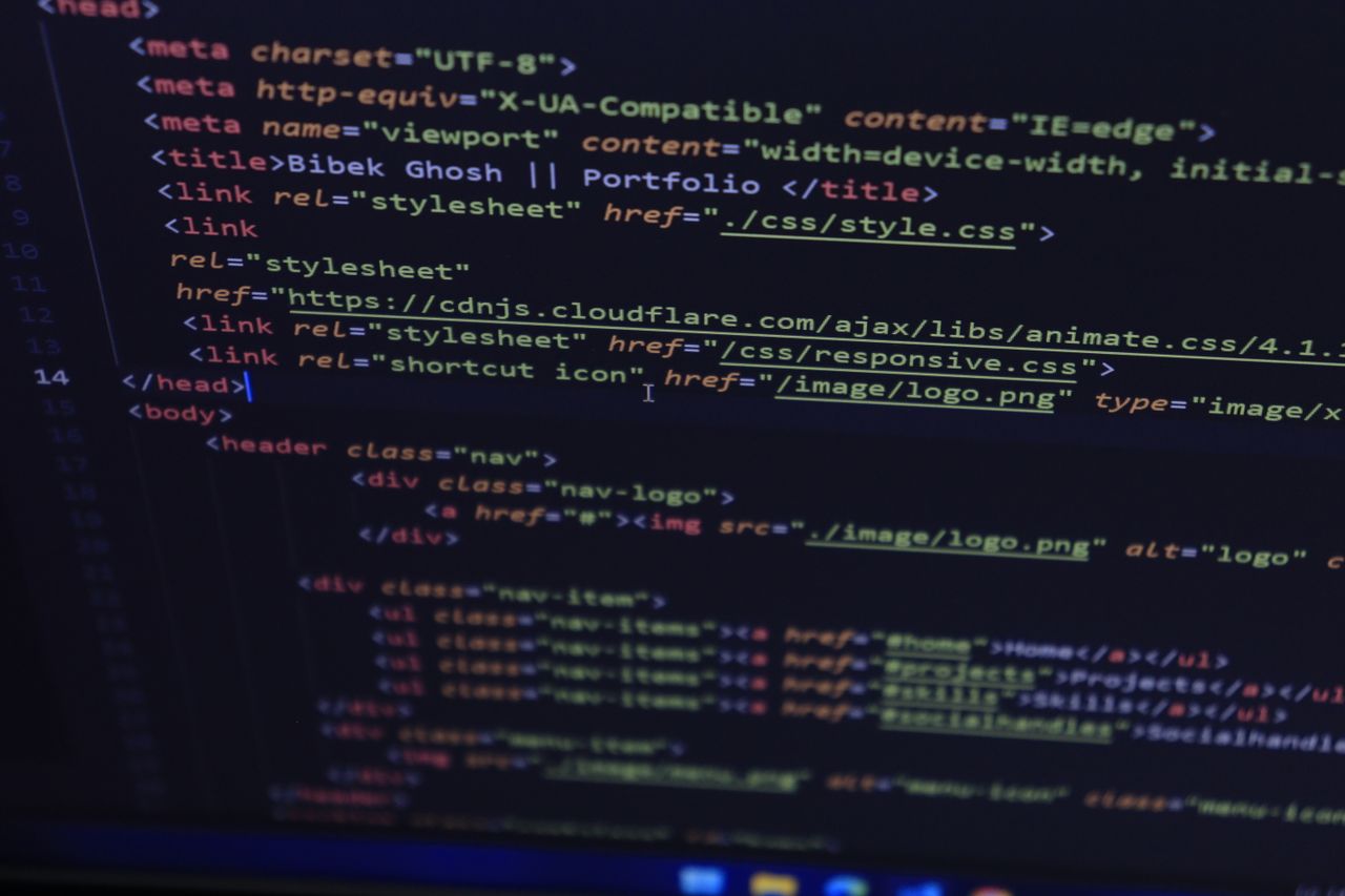 Mã HTML hiển thị trên màn hình máy tính
