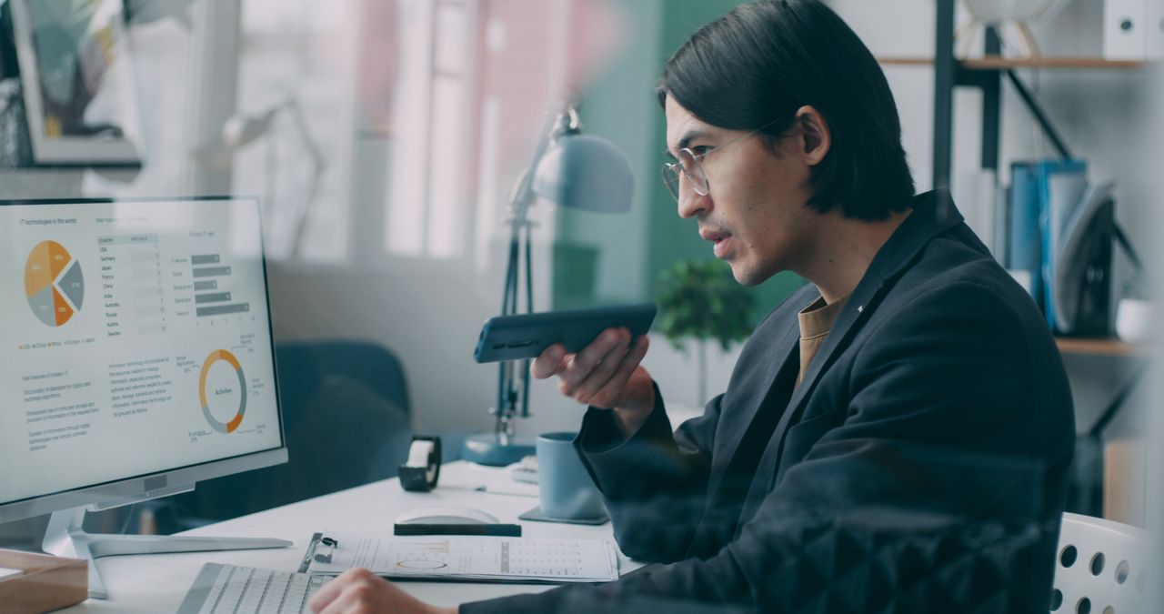 Người quản lý phân tích biểu đồ dữ liệu trên màn hình máy tính